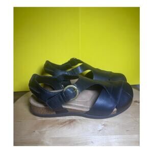 Earth Origins "ETBonney " Closed Toe faux leather Strappy Sandals Size 7.5 W